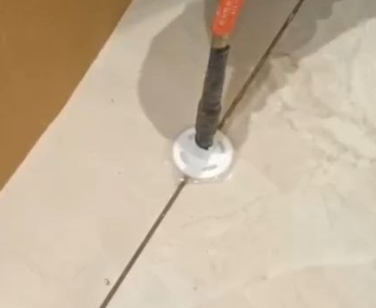 冷水滩瓷砖空鼓维修公司专业解答瓷砖在铺贴过程中，如果没有涂抹均匀到位的粘结材料（如水泥砂浆或瓷砖胶），可能会导致以下问题