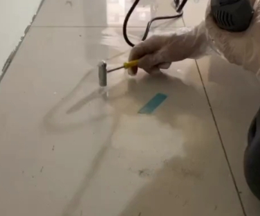 冷水滩瓷砖开裂维修公司专业分享瓷砖在铺贴前如果没有沥干水分，将会导致以下问题
